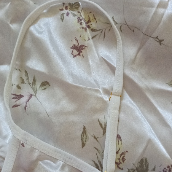 New Silk/Satin like Chemise, adjustable straps - Picture 6 of 8